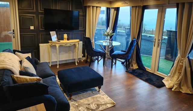 Mary Queen of Scott's Lodge. Hottub, countryside. 7 Miles to Edinburgh city