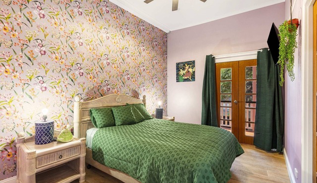 Mary's Manor - Stylish & Luxurious 3 Bedroom House - Pets Allowed!