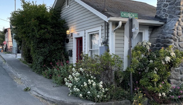 Mary's Place is a historic cottage with private garden in the center of town.