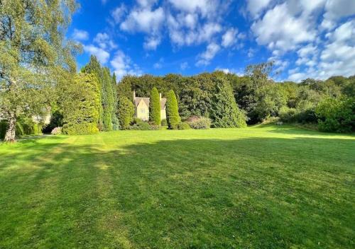 Maryhill-Cotswolds-Stunning Grounds-Parking-Wifi-Sleeps 14