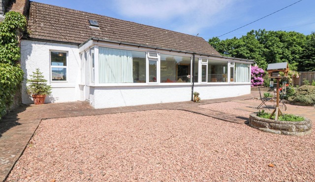 MARYLAND COTTAGE, pet friendly, with hot tub in Abernethy
