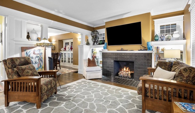 MARYLAND HOUSE -HIGHLANDS - Charming koi pond, WALK TO ALL