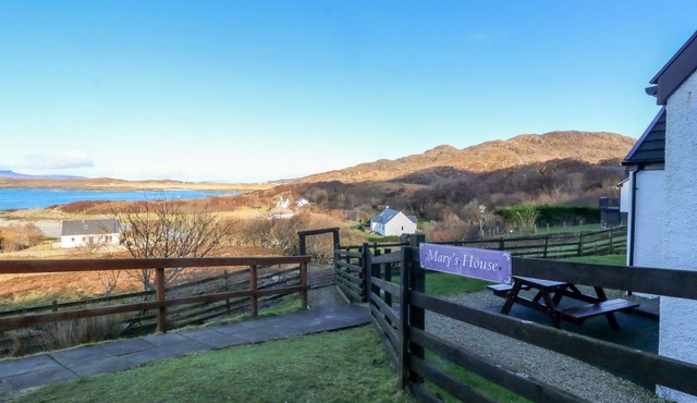 MARYS HOUSE, pet friendly, country holiday cottage in Kilchoan