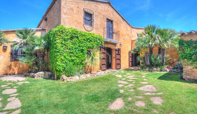 Masía Cal Mingo, charming villa set in nature, gardens with pool, near Sitges