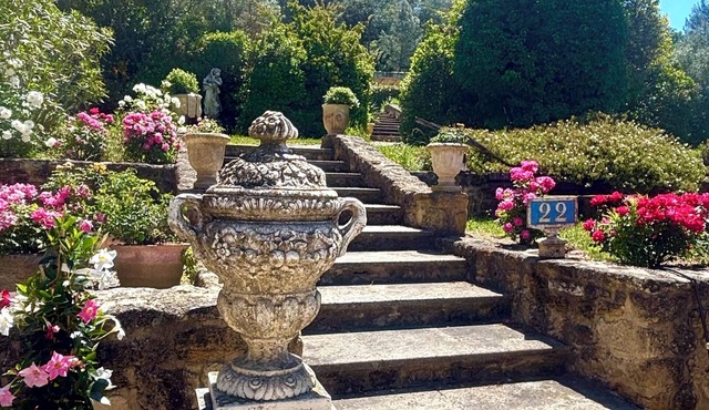 Mas 18ème de 400 m2 Rénové par Architecte sur 6 Ha, Village Célèbre du Luberon