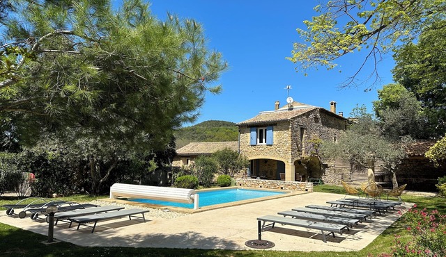 Mas 18 persons, in the middle of vineyards, large fenced garden, private swimming pool