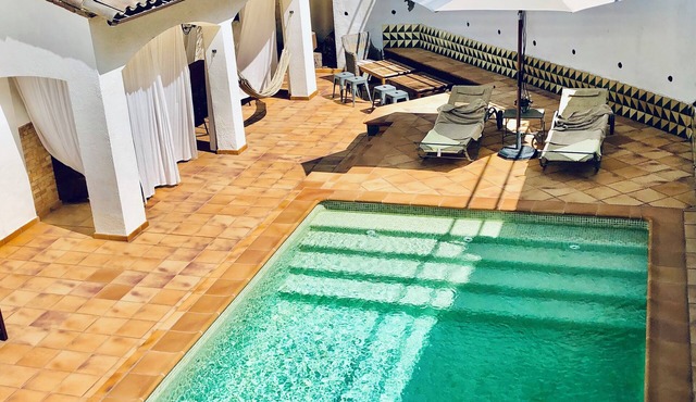 "Mas Blanc": to visit Barcelona in a different way. Your mediterranean refuge with garden and swimming-pool near city centre and the best beaches.