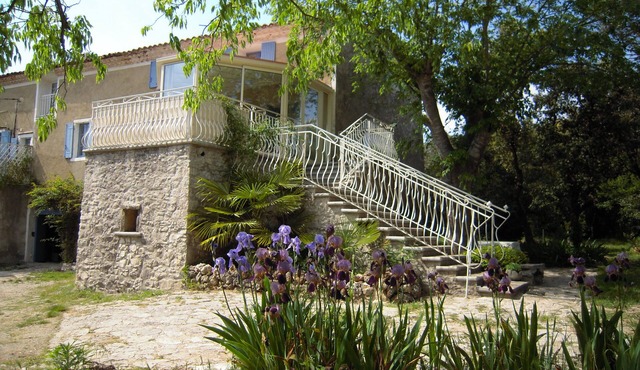 MAS BOUVIER, AIR-CONDITIONED HOUSE WITH PRIVATE POOL AND LANDSCAPED GROUNDS.