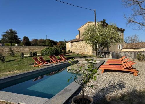Mas Constantin - piscine, jeux pour enfants et vue sur les montagnes