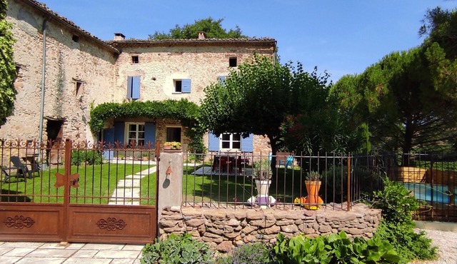 Mas contadin in Provence between vineyards and olive groves