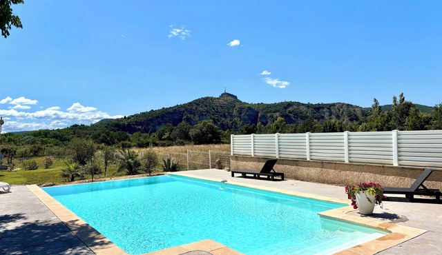 Mas de 170m², Avec une Belle Piscine Privée sur un Terrain Clos Arboré de 2000m²