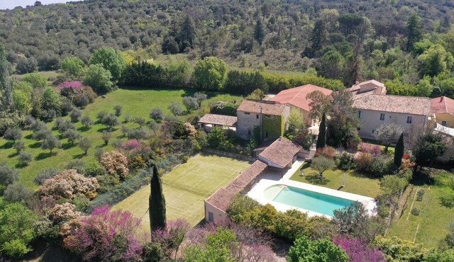 Mas de campagne de 750 m² pour 20 personnes piscine tennis spa jeux billard