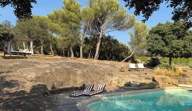 Mas de caractère en Provence, rock-side pool, ideal for large families