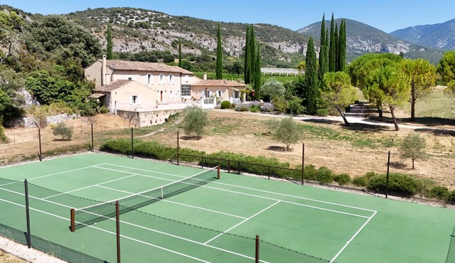 Mas de charme in Provence with swimming pool & tennis - sleeps 10