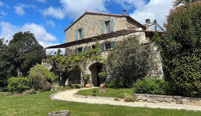 Mas de Combeau 10-12 Personnes à Louer Véritable Havre de Paix et de Verdure
