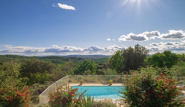 Mas de Rabasse, holidayhome with private pool and panoramic view on the Provence in La Verdière
