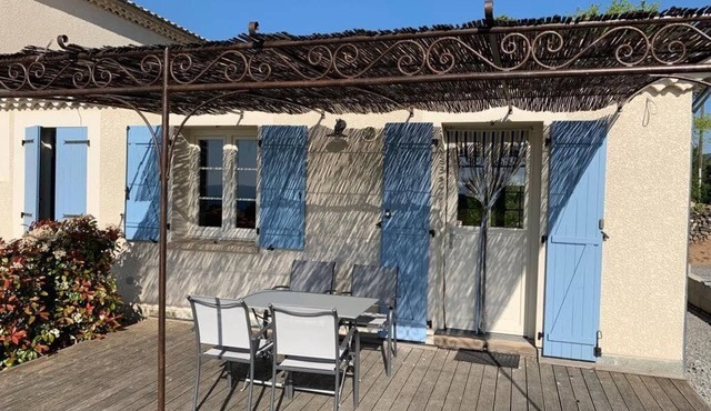 Mas De Vignal Gite. Cozy cottage with terrace and infinity pool