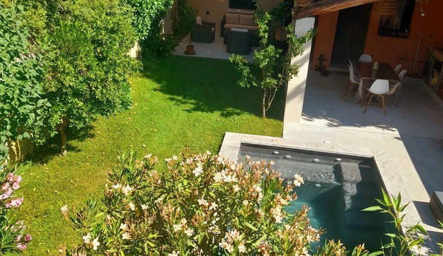 Mas de ville with swimming pool in a green cocoon - Industrial spirit