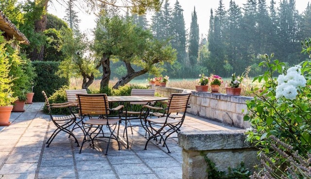 Mas des Amis: Private Luxury Estate with 20m Pool & Tennis Court in Eygalières