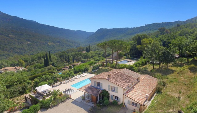 Mas des Amis set in Spectacular settings with stunning panoramic views!