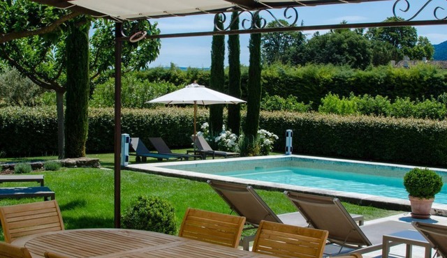 Mas des Oliviers - in the heart of the Luberon, for 12-14