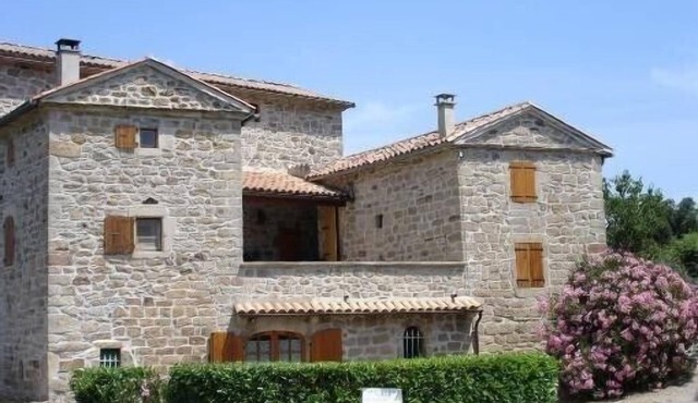 MAS DES OLIVIERS - Tastefully renovated typical Provencal farmhouse with private pool