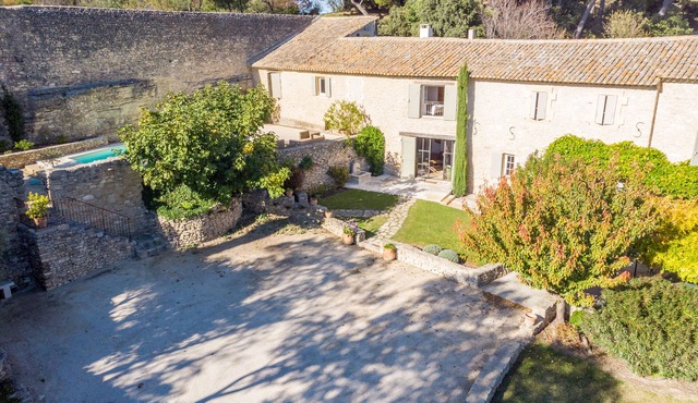 Mas du Chateau, Lagnes – Beautifully renovated farmhouse, pool, air-conditioning