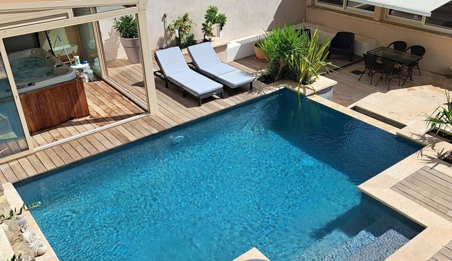 Mas du Touret infinity pool and jacuzzi