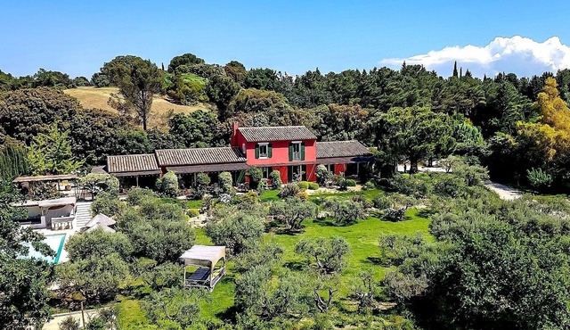 Mas Elaïa, with views on the Alpilles, facing St. Rémy de Provence.