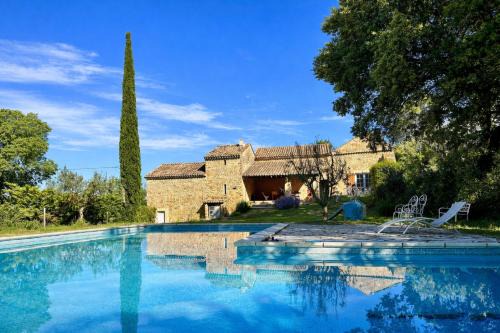 Mas en pierre avec piscines intérieure & extérieure