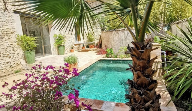 Mas en pierre, piscine et jardin privés, 2ch, 5 pers, 10min du Pont du Gard
