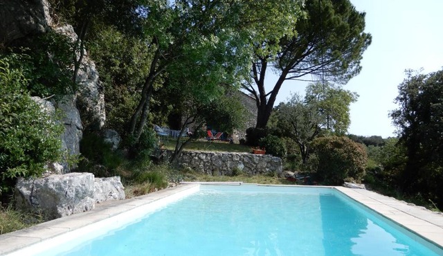 Mas en pierres sèches avec piscine