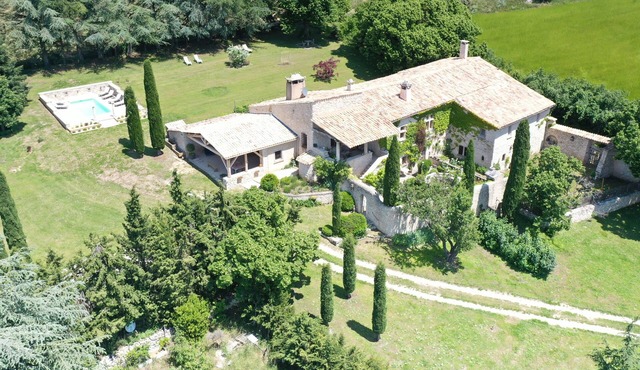 Mas en Provence with heated saltwater swimming pool & jacuzzi & boules court.