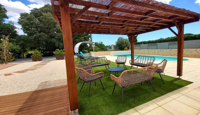 Mas * for 12 people in the heart of a vineyard with private pool