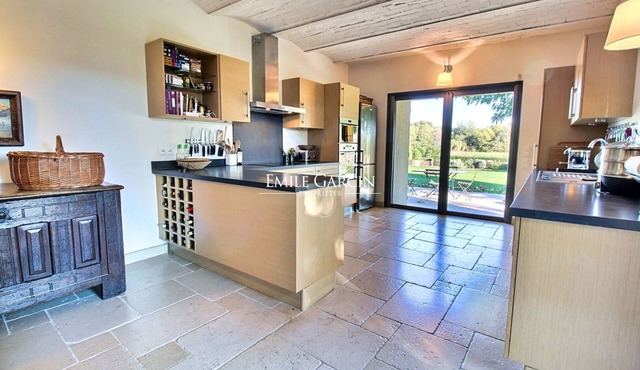 Mas for rent in Ansouis (South Luberon) amidst vineyards