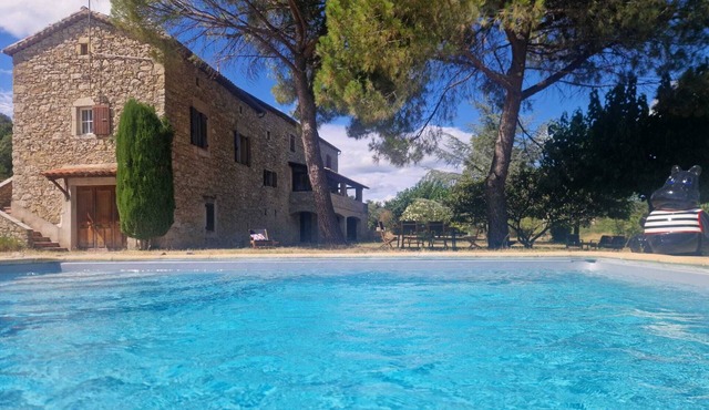 Mas Authentique Avec Piscine: 2 Appartements Pour 10 Personnes et Cuisine D'été