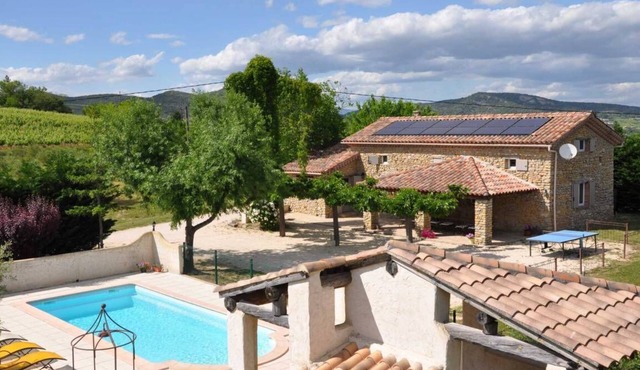 Mas for 9 people, not overlooked, with private, secure swimming pool.