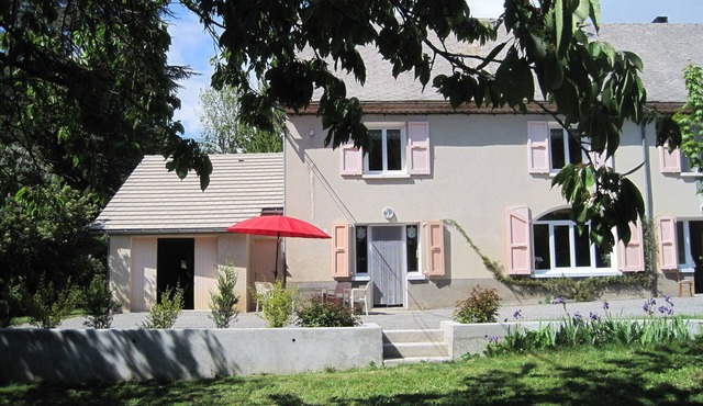 MAS GREEN house 8 people near stations.