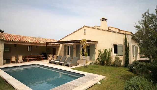 Mas in Eygalières with Heated Pool