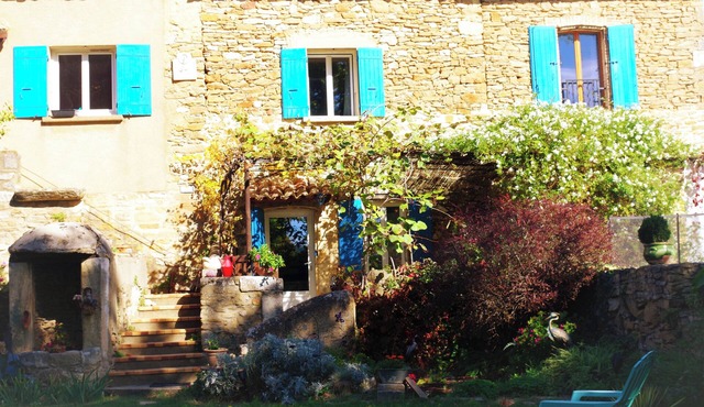 Mas la Mayanne in the heart of the vineyards.