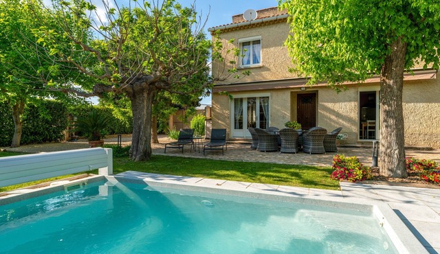 Mas La Péquélette with Private Pool, Wi-Fi, and Air Conditioning