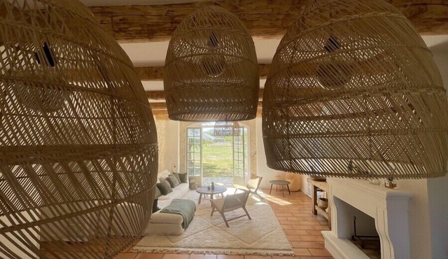 Mas la Pradelle, at the gates of the Luberon, ideal for 12 people
