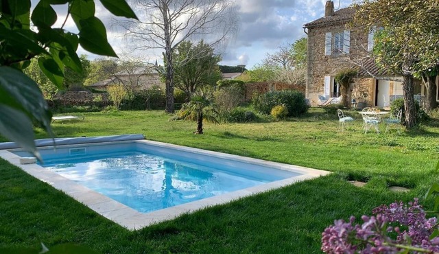 Mas LES ROMARINS, 10min Uzès, pool & large garden, cosy, great family experience