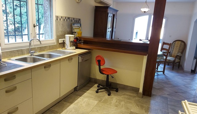 Mas of 150 M2 Saint Rémy de Provence, large swimming pool on well wooded land.