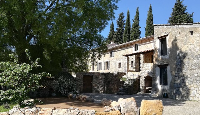 Mas Osmeea - MIMOSA Suite. On the 1st floor of a wing of the farmhouse, privacy preserved.