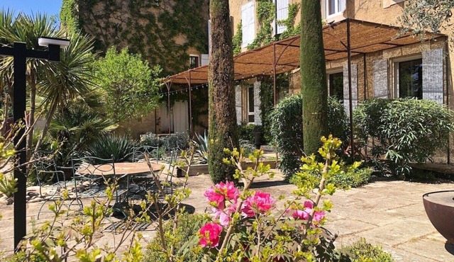 Mas Provençal with swimming pool 15' from Avignon