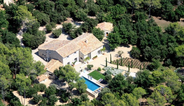 MAS PROVENÇAL DE PRESTIGE WITH SWIMMING POOL, NEAR GORDES AND ROUSSILLON