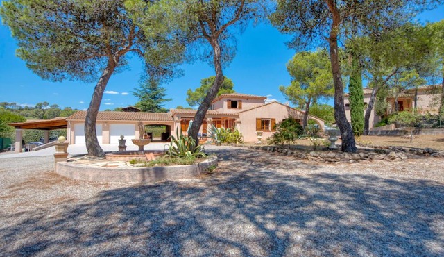 Mas provençal - Vue sur le rocher de Roquebrune