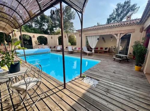 Mas Provençal 8 pers climatisé, 3 chambres avec salles de bains, piscine privée