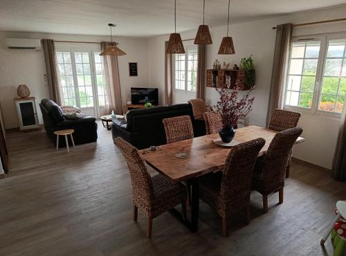 Mas provençal climatisé entièrement rénové au calme 8 pers